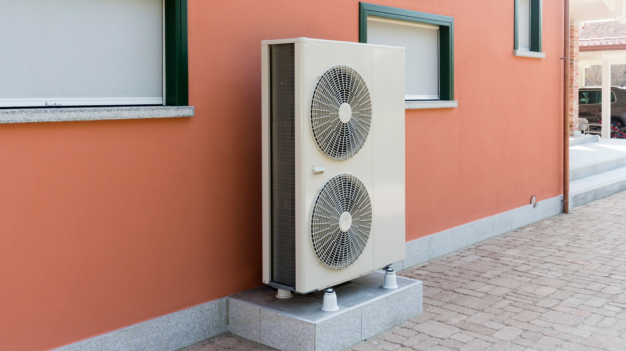 eine Wärmepumpe an einer Hauswand