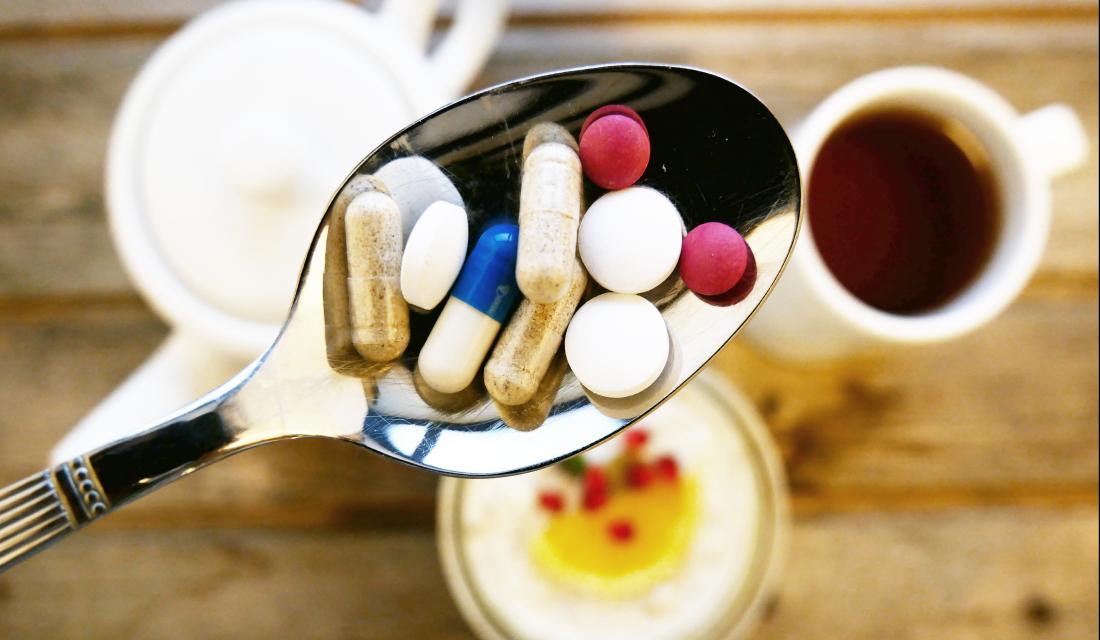 Löffel mit Tabletten zum Frühstück