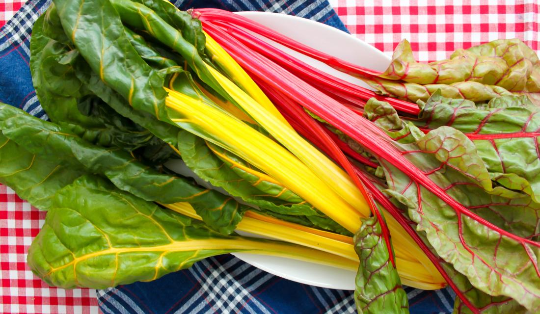 bunter Mangold auf karierter Decke