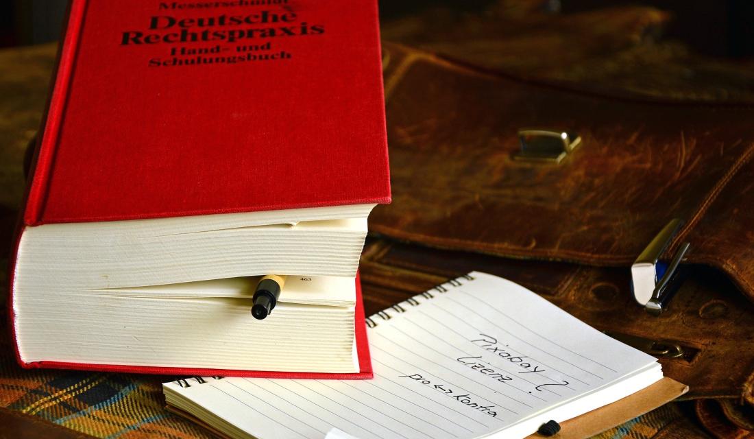 Handbuch für Juristen und Notizblock