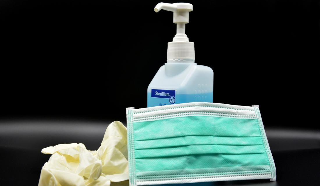 Desinfektionsmittel, Mundschutz und Gummihandschuhe