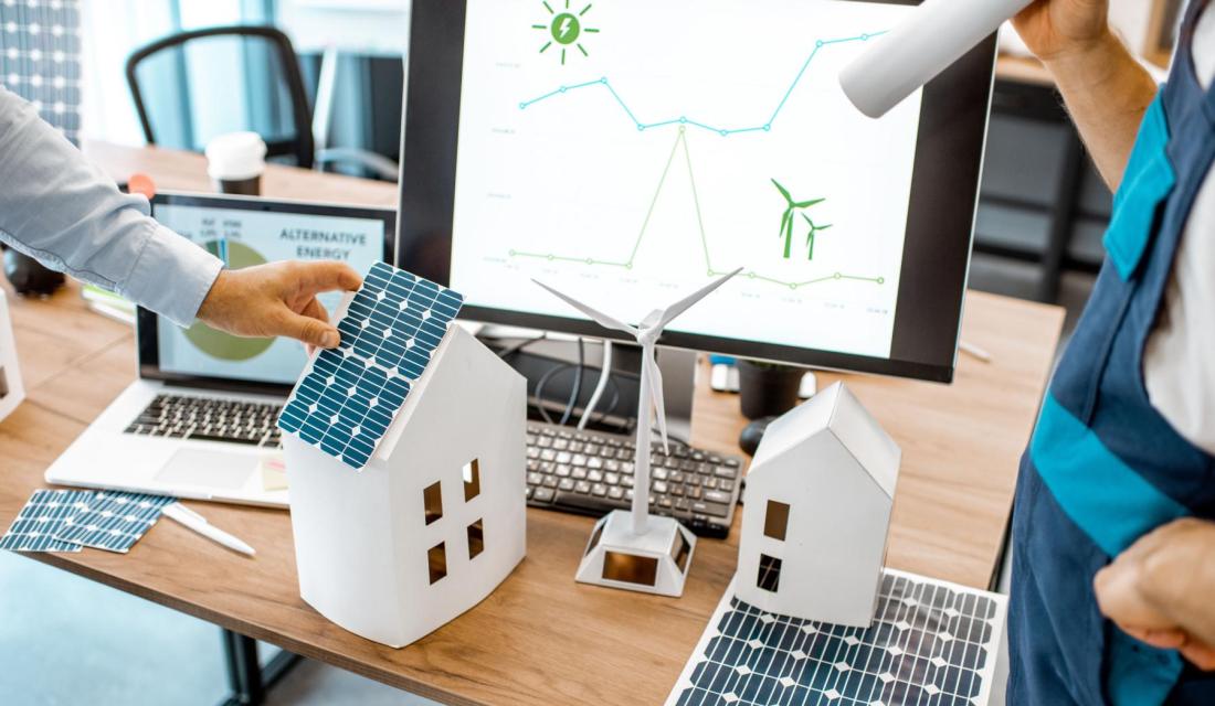 Die Planung einer Photovoltaik-Anlage anhand eines Modells.