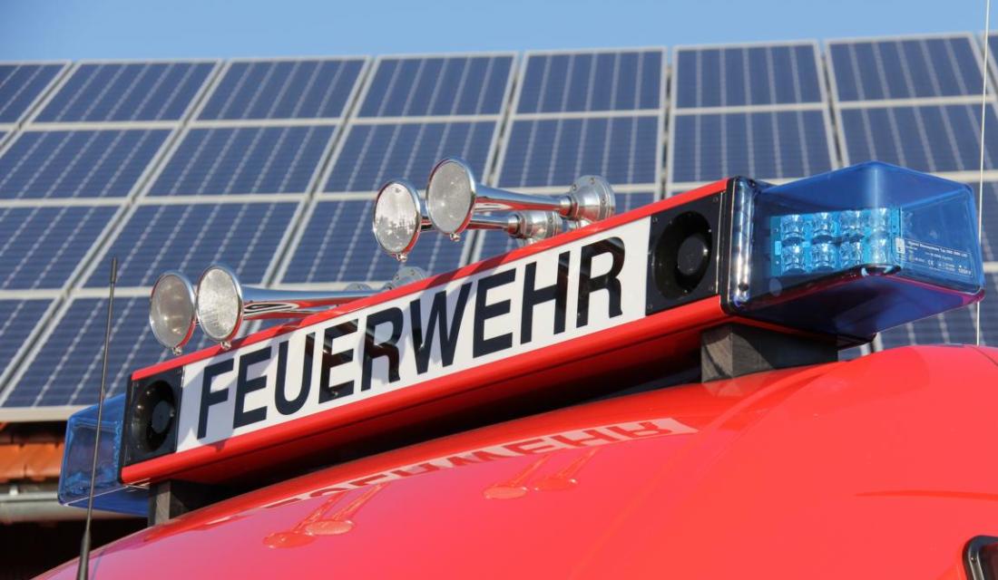 Die Feuerwehr kümmert sich um mögliche Brände einer PV-Anlage.