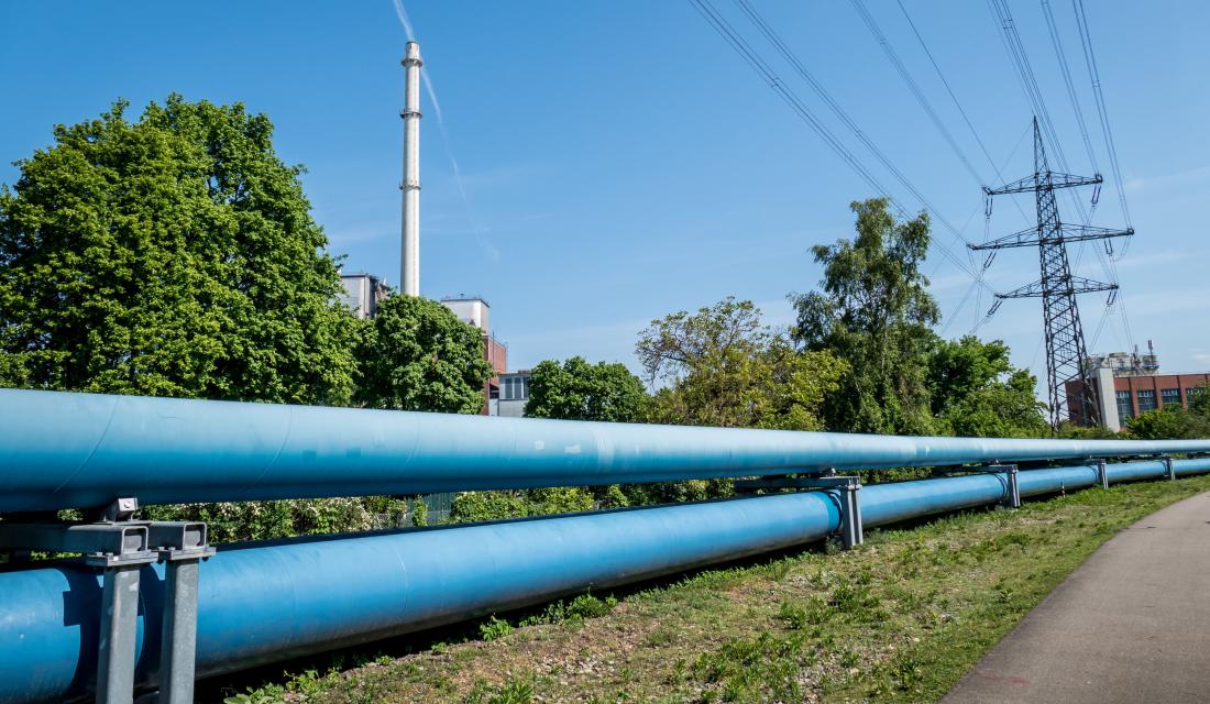 Eine Fernwärmeleitung führt an der Straße entlang.