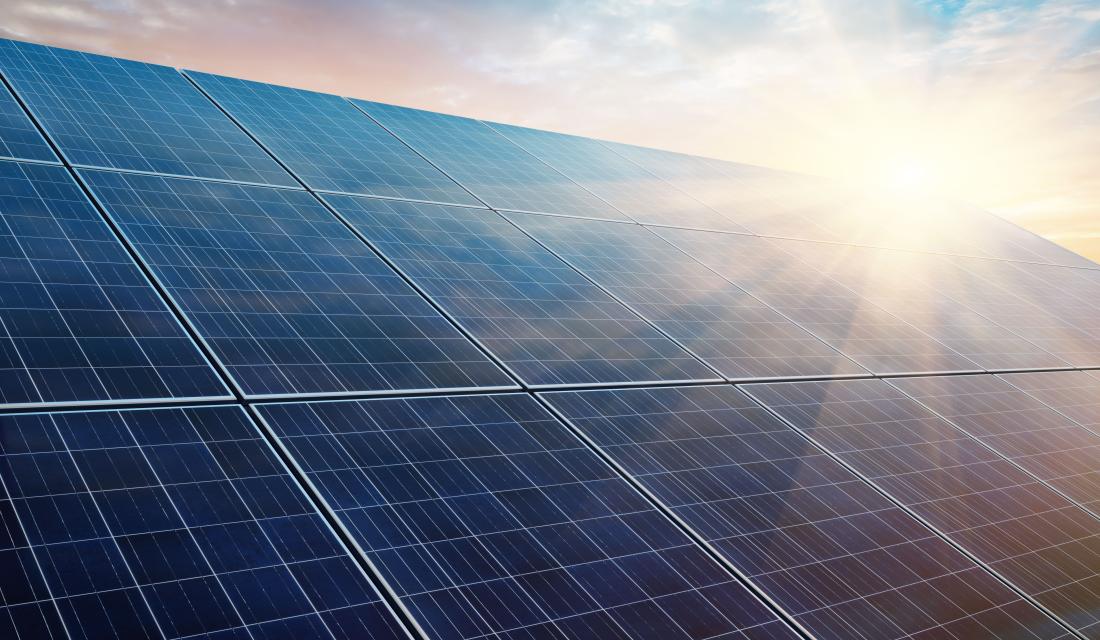 Solaranlage auf dem Dach eines Mehrfamilienhauses zur Erzeugung von Mieterstrom.