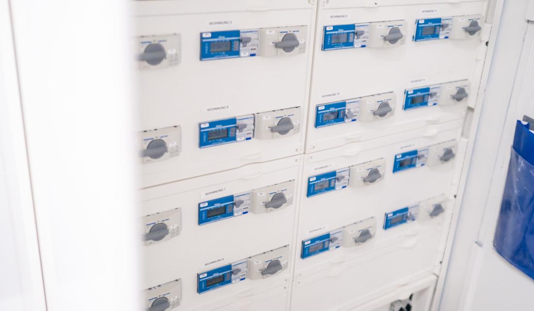 Digitale Stromzähler messen den Verbrauch einer Mieterstromanlage.