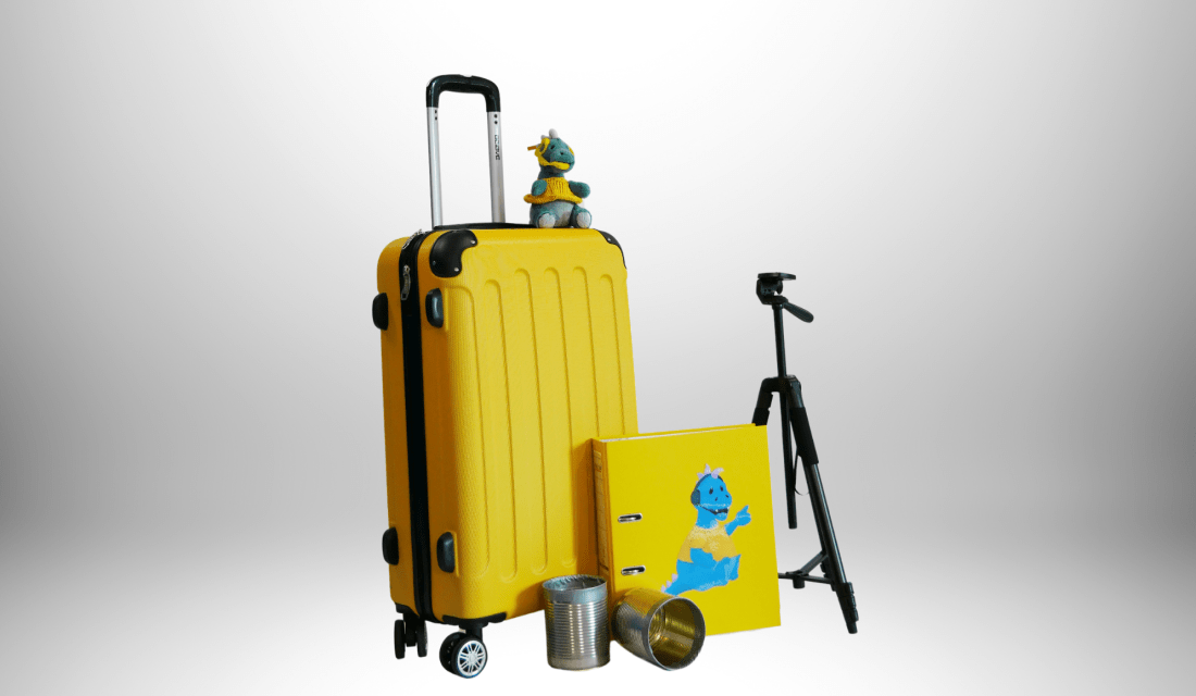 Der gelbe Medienkoffer mit Ordner, Stativ und Plüschdino