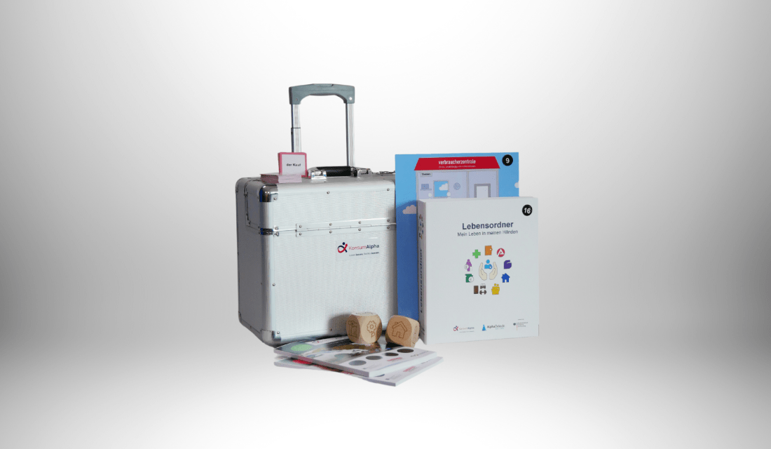 der Materialkoffer aus dem Projekt KonsumAlpha, der Lebensordner, Holzwürfel mit Symbolen und ein Schaubild der Verbraucherzentrale