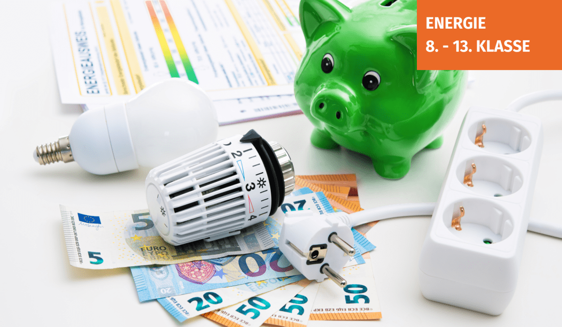 Ein grünes Sparschwein, ein Energieausweis, eine Glühbirne und ein Thermostat