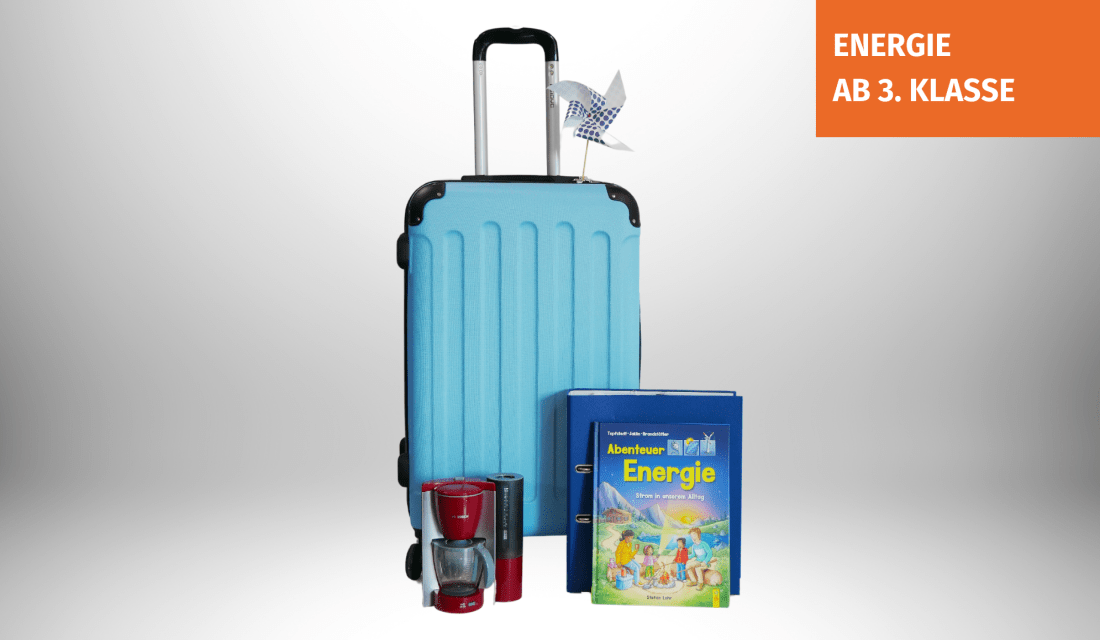 Der blaue Energiekoffer mit exemplarischem Material, Bücher, Ordner, Spielzeugkaffeemaschine und gebasteltes Windrad