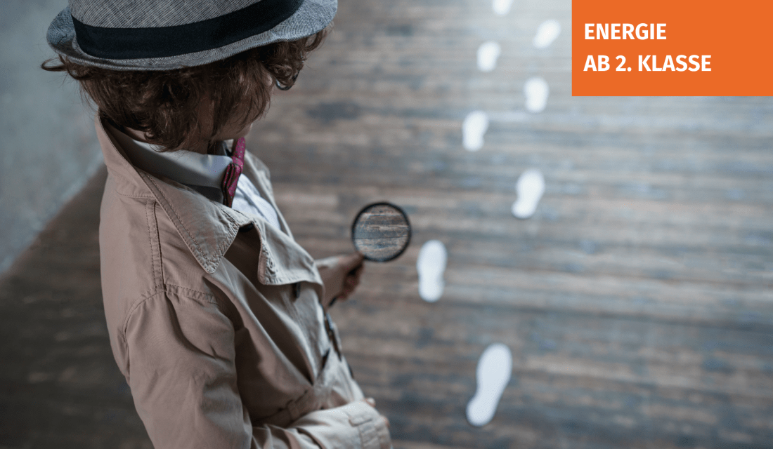 Ein Kind mit Lupe und Detektivhut guckt weißen Fußspuren hinterher