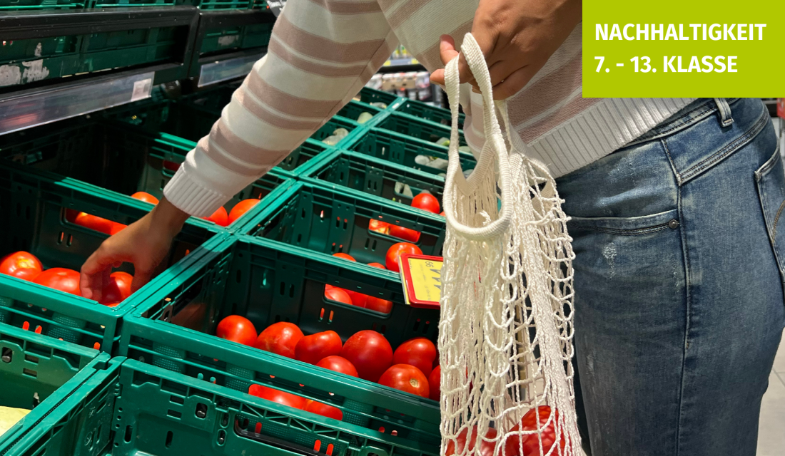 Eine Frau kauft Tomaten mit einem Obstnetz