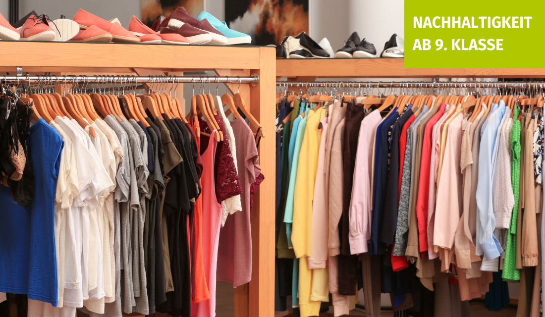 Viele Klamotten auf zwei Kleiderstangen