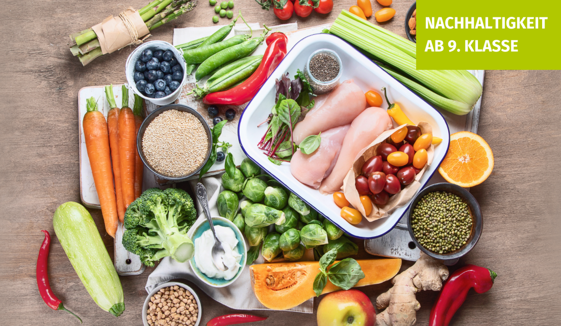 Viel frisches Obst, Gemüse und andere Lebensmittel angerichtet auf Brettern, Schüsseln auf einem Tisch