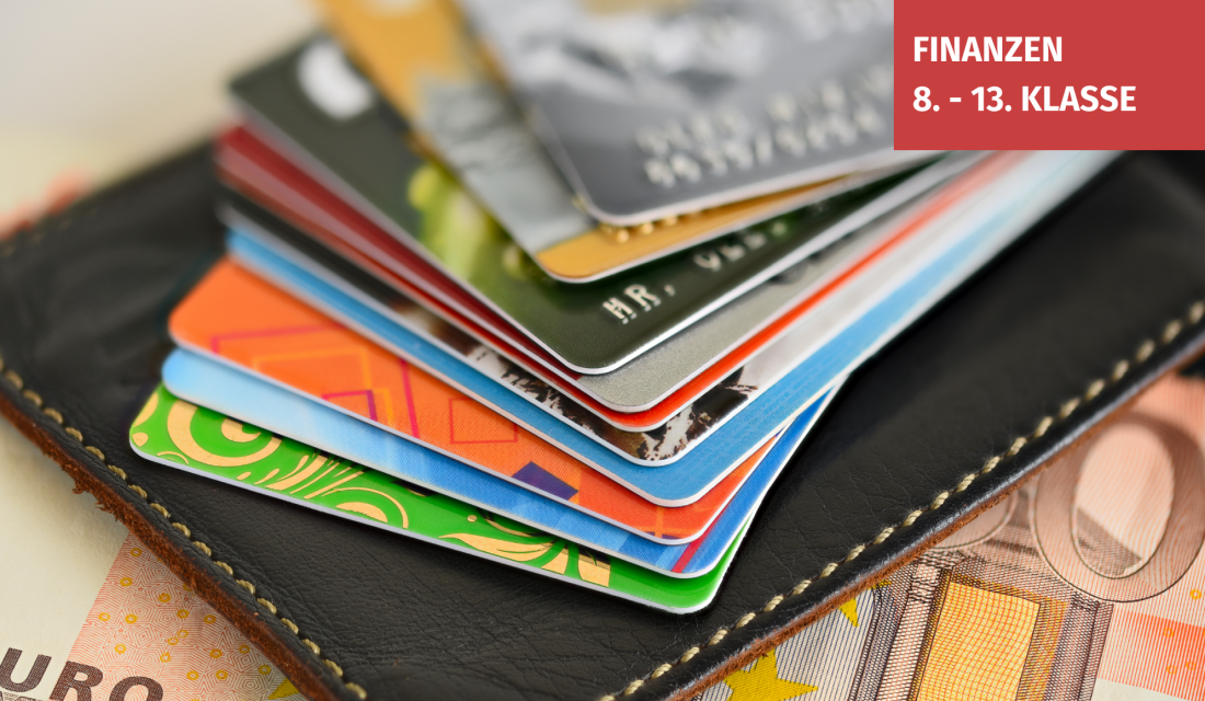 viele bunte Bankkarten auf einem schwarzen Portmonee und einem 50 Euro Schein