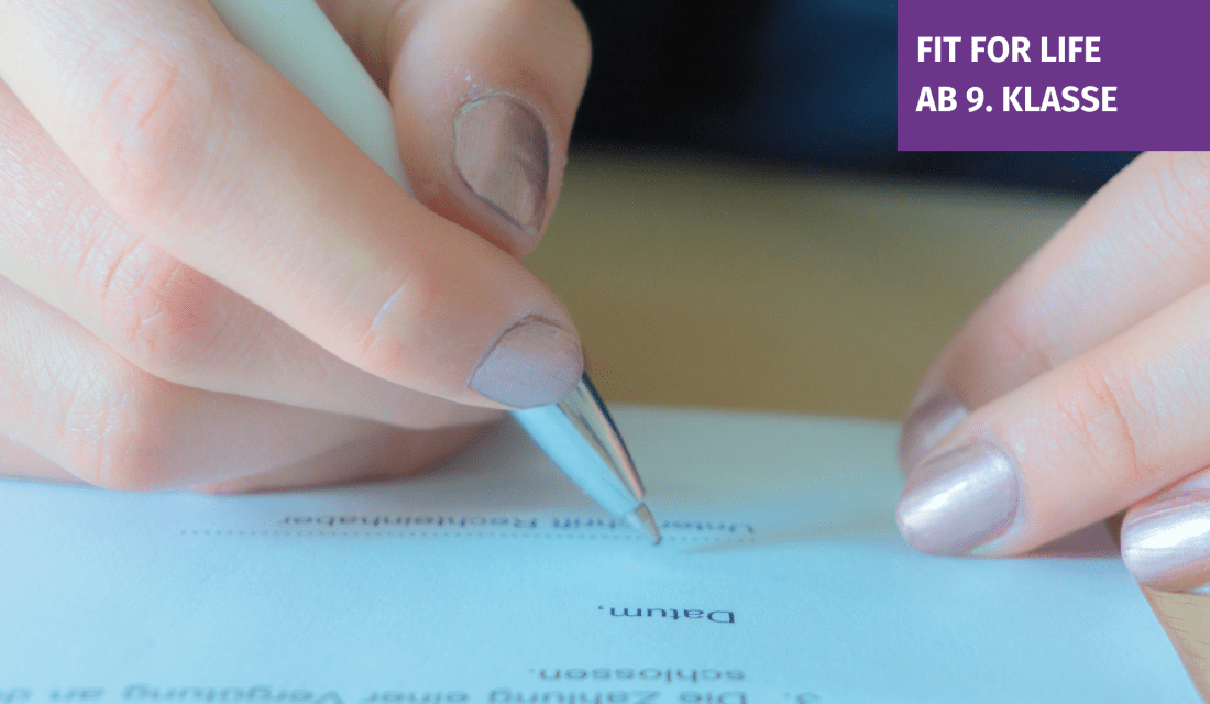 jemand unterschreibt einen Vertrag