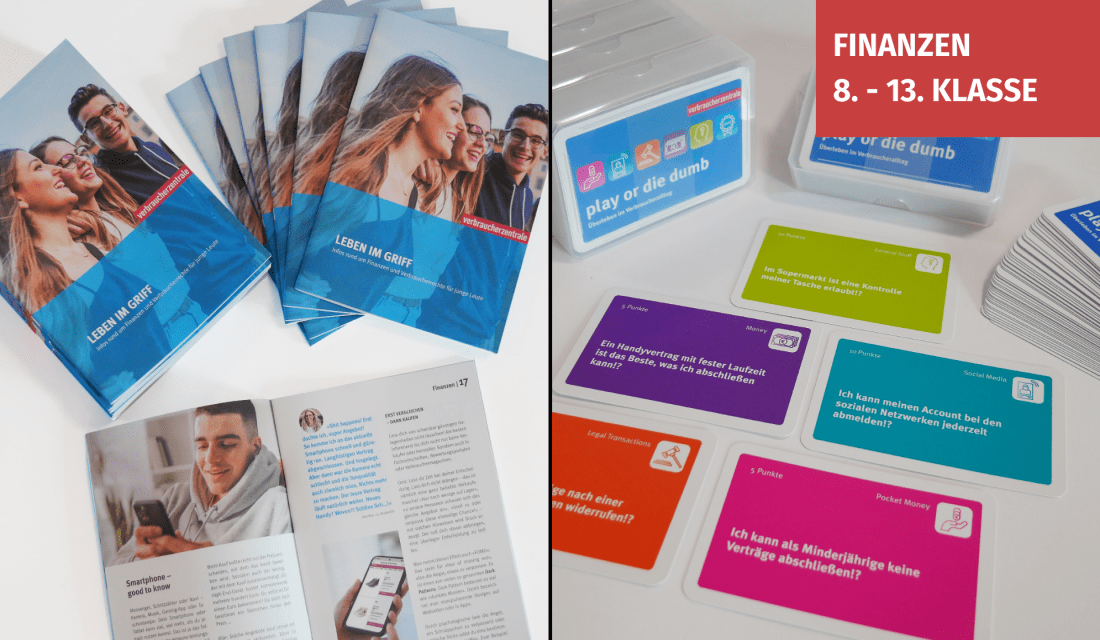 links liegen mehrere Broschüren aufgefächert, rechts sieht man exemplarisch Karten aus dem Spiel Play or die dumb