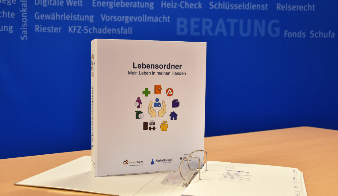 Der Lebensordner steht aufrecht vor einer blauen Hintergrund Wand