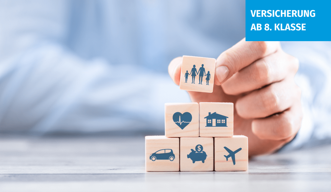 Es werden Holzwürfel mit unterschiedlichen Motiven (Auto, Sparschwein, flugzeug, Haus, Herz, Familie) übereinander gestapelt