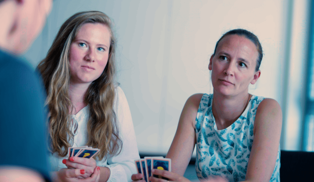 drei Mitarbeiterinnen in einem Planungsgespräch 