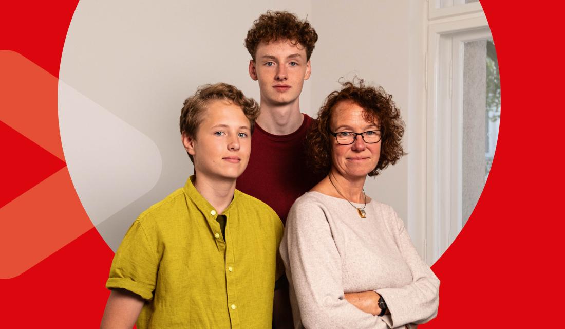 dreiköpfige Familie steht zusammen