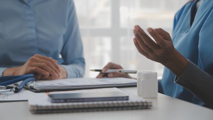 Schmuckbild: Medizinisches Personal, davor liegen Dokumente