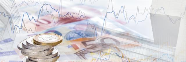 Ein Münzstapel auf Geldscheinen