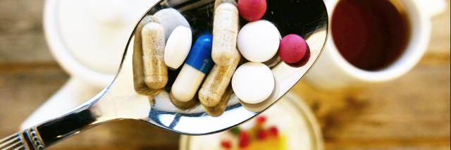 Löffel mit Tabletten zum Frühstück