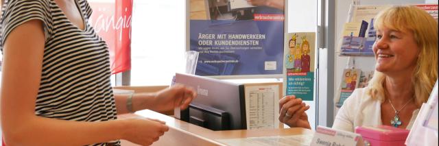 junge Frau in der Verbraucherberatung