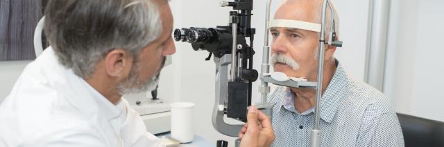 Ein älterer Mann lässt sich von einem Augenarzt untersuchen