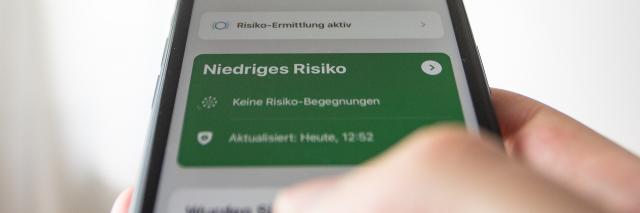 Handy-Display, auf dem die Corona Warn-App angezeigt wird.