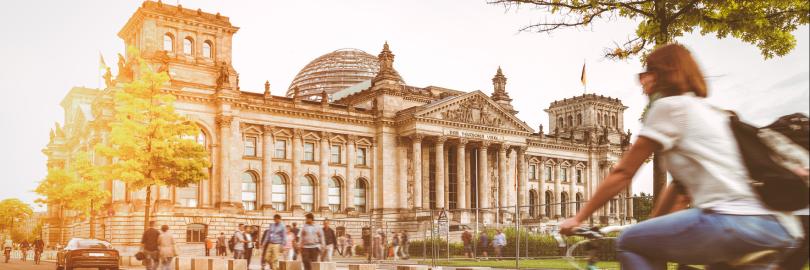 Eine Fahrradfahrerin vor dem Reichstag.