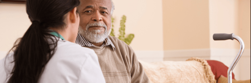 Pflegerin und älterer Herr
