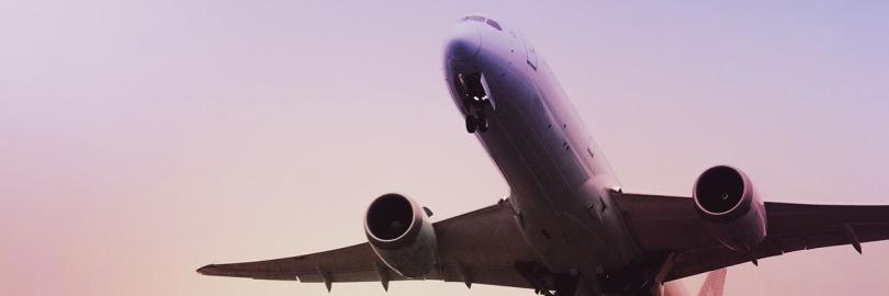 Rumpf eines Flugzeugs, das in die Morgenröte startet.