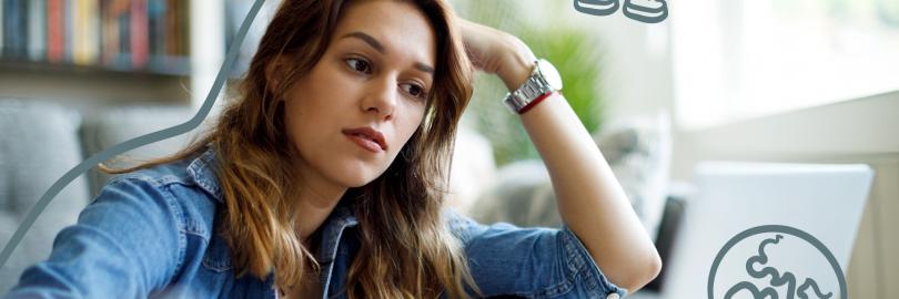 Schmuckbild: Frau, die auf Laptop schaut