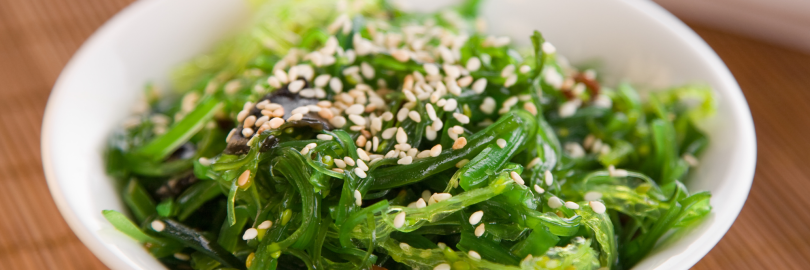 Ein Salat aus Algen in einem kleinen Teller.