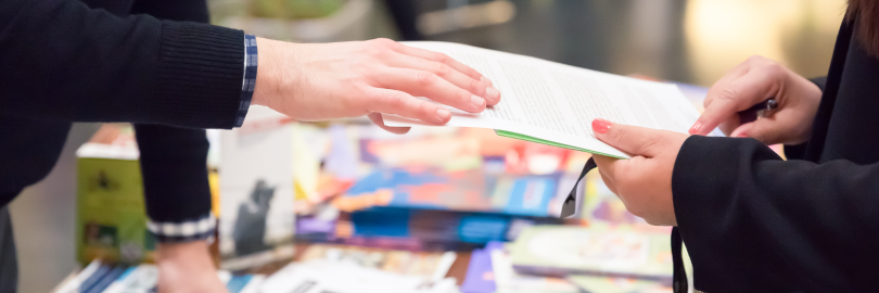 Besucherin an einem Infostand wird beraten