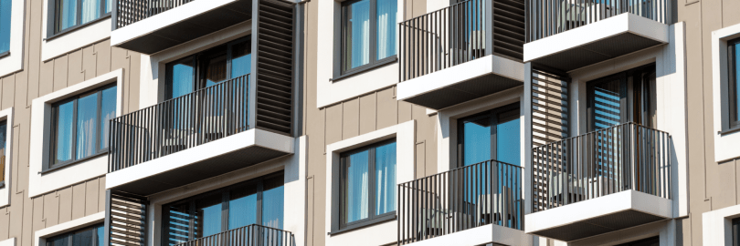 Ein Mietshaus mit mehreren Balkonen