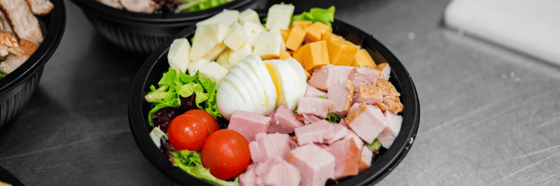 Eine Bowl als Bestellung zum Mitnehmen in einer to-go-Verpackung.