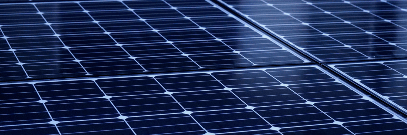 PV-Anlage in der Nahaufnahme - einzelne Solarpanels nebeneinander