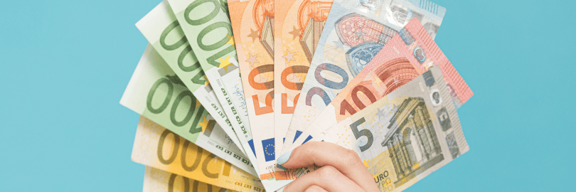 Eine Hand voller aufgefächerter Geldscheine