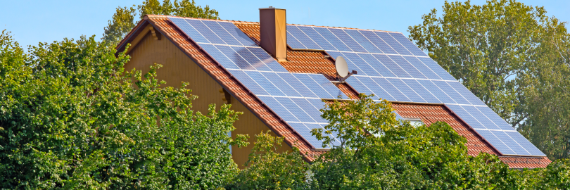 Einfamilienhaus mit Photovoltaikanlage auf dem Dach