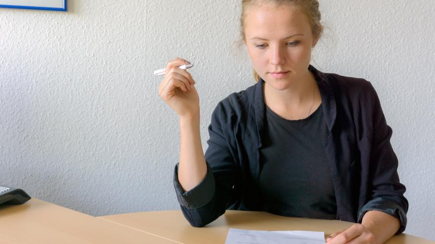 junge Frau prüft einen Vertrag