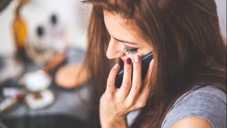 junge Frau telefoniert mit Smartphone