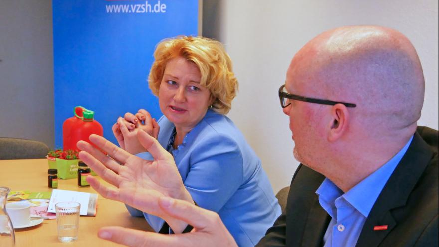 Staatssekretärin Rita Hagl-Kehl im Gespräch mit VZSH-Vorstand Stefan Bock