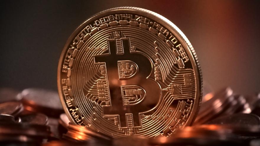 eine kupferfarbene Bitcoin-Münze