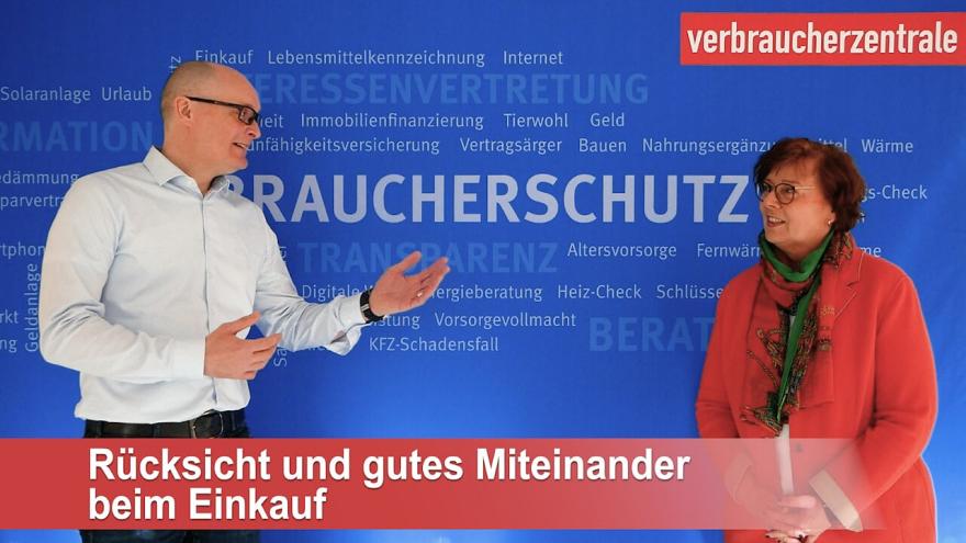 Schleswig-Holsteins Verbraucherschutzministerin Dr. Sabine Sütterlin-Waack (rechts) mit dem VZSH-Vorstand Stefan Bock (links)