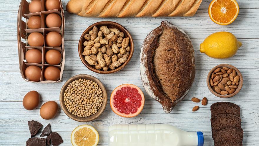 Lebensmittel auf dem Tisch: Brot, Eier, Nüsse, Grapefrut, Zitrone, Milch