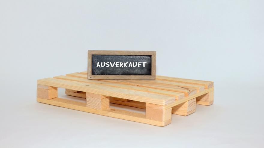 Schild mit der Aufschrift "ausverkauft" auf einer sonst leeren Palette