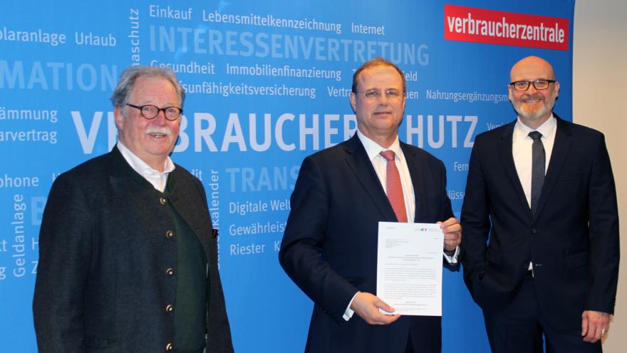 Verbraucherschutzminister Claus Christian Claussen, VZSH Verwaltungsratsvorsitzender Jochem Schlotmann und VZSH-Vorstand Stefan Bock